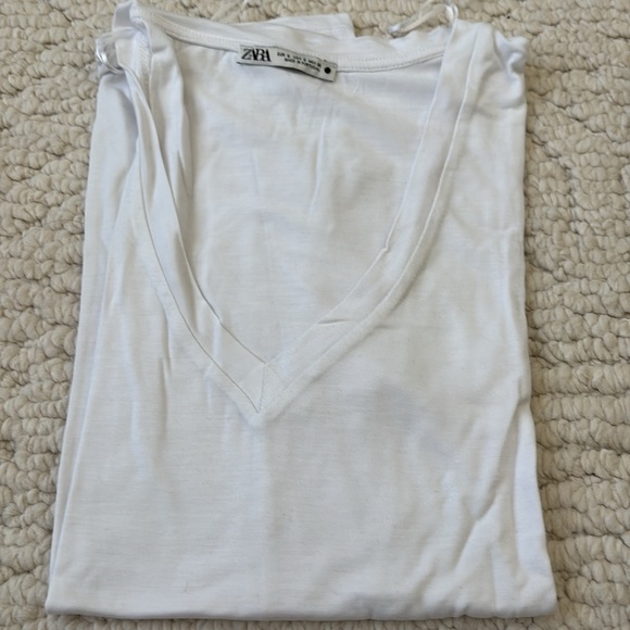 Zara v neck shirts - Picture 2 of 4